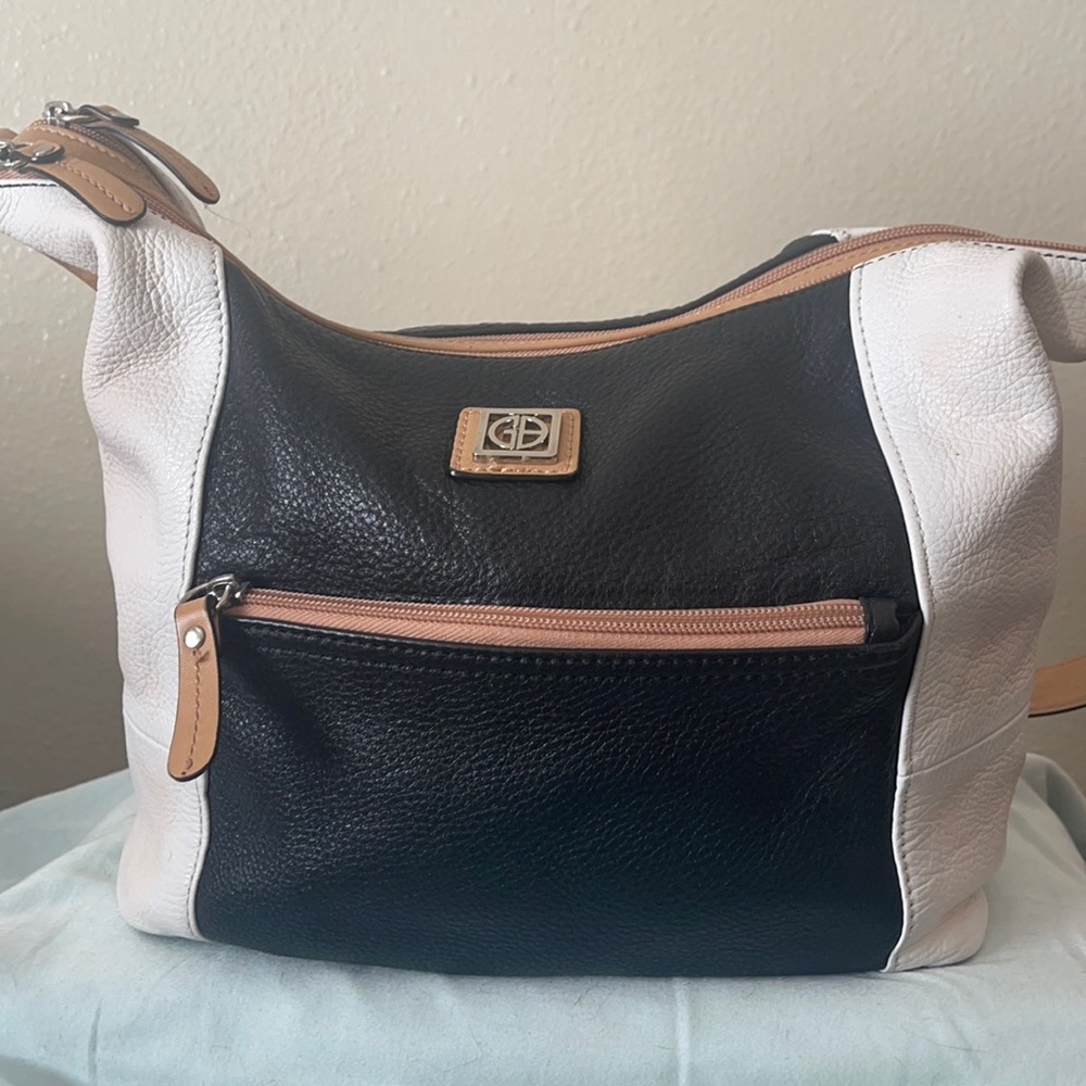 Hand Bag that goes with everything Giani Bernini
